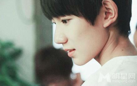 TFBOYS代言步步高广告 和何炅老师合照图片