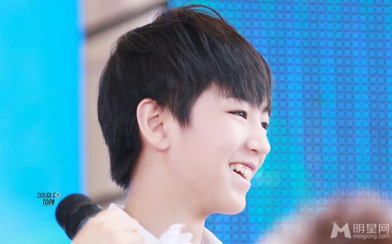 TFBOYS代言步步高广告 和何炅老师合照图片