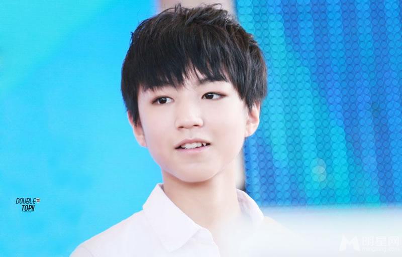 TFBOYS红色上衣卖萌祝福写真 TFBOYS图片图片