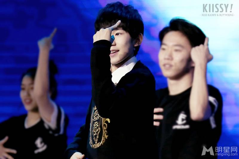 TFBOYS 三人帅气黑色礼服现身 TFBOYS图片图片