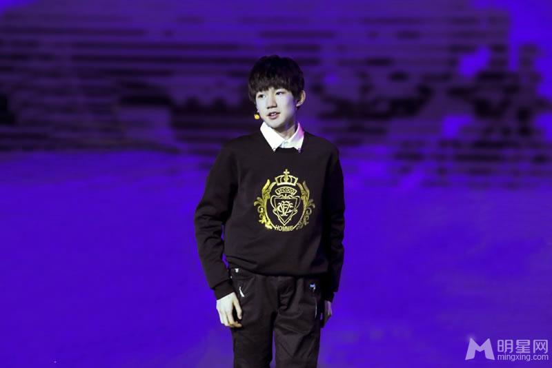 TFBOYS教室照 白色衬衫优雅阳光 TFBOYS图片图片