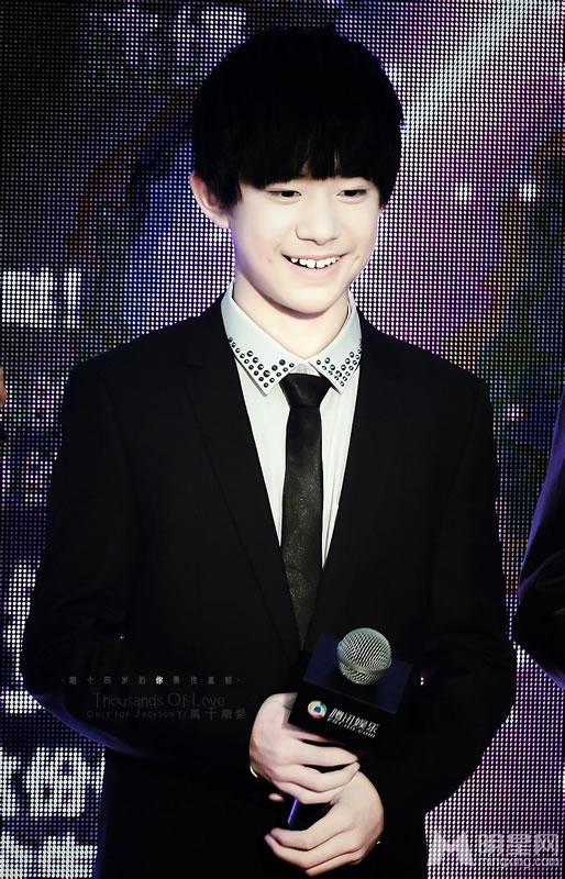 TFBOYS教室照 白色衬衫优雅阳光 TFBOYS图片图片