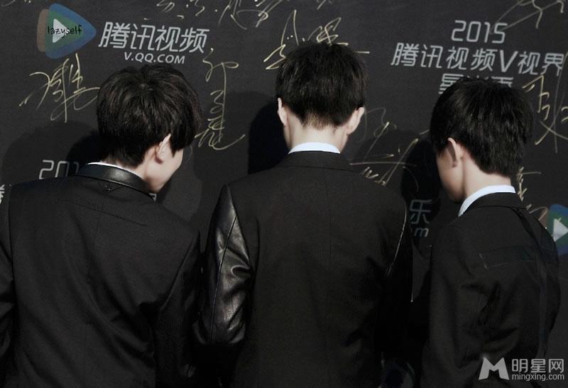 TFBOYS教室照 白色衬衫优雅阳光 TFBOYS图片图片