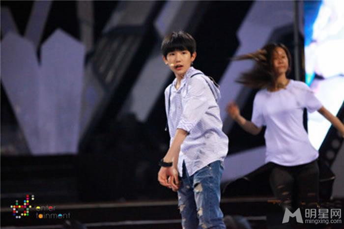 TFBOYS白色礼服 并献唱引观众兴奋 TFBOYS图片图片
