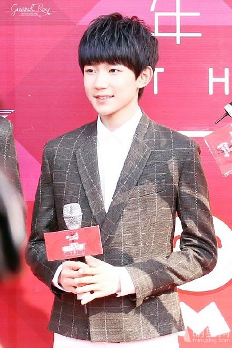 TFBOYS王源灰色格子装 TFBOYS图片王源图片图片