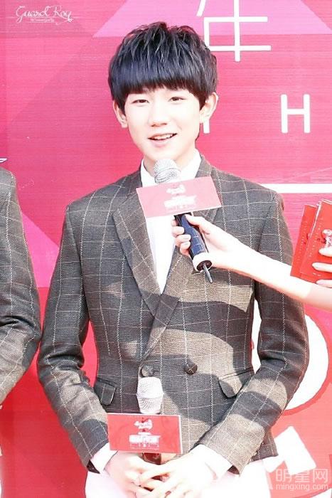 TFBOYS王源灰色格子装 TFBOYS图片王源图片图片