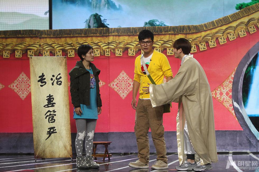 快乐家族出席新片发布会 何炅谢娜玩亲密图片