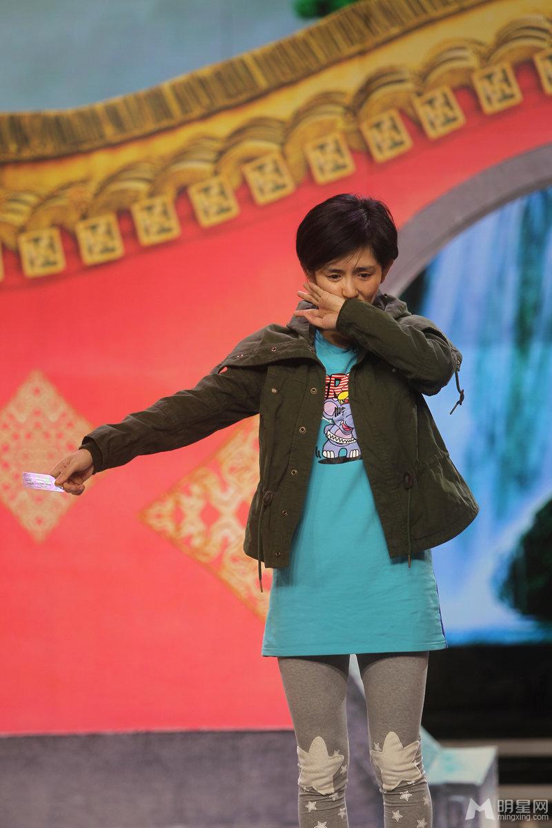 快乐家族出席新片发布会 何炅谢娜玩亲密图片