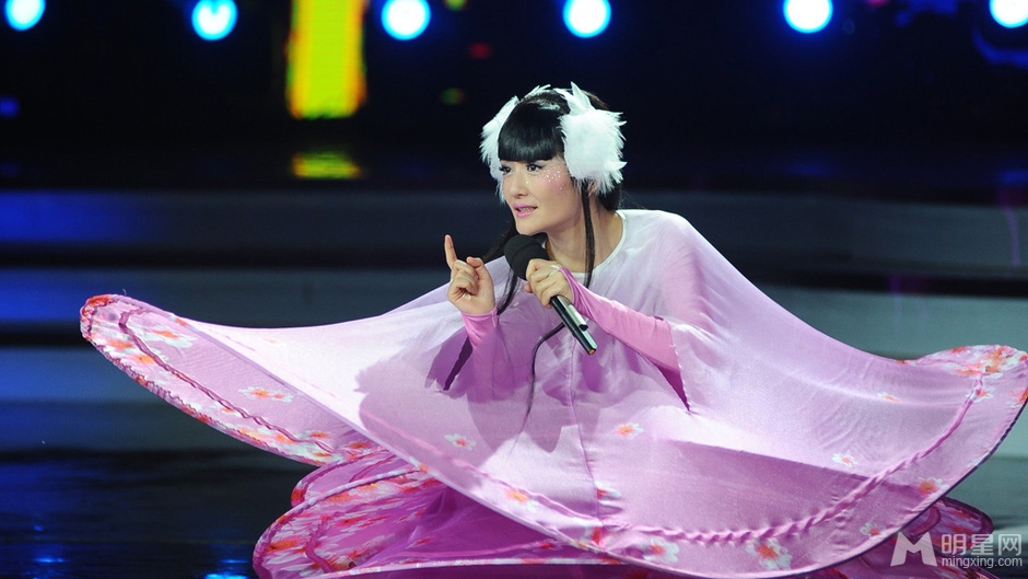 谢娜模仿小彩旗 一秒钟变粉嫩仙女范 谢娜图片图片