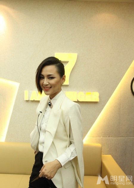 王的女人曝陈乔恩袁姗姗共浴照图片图片