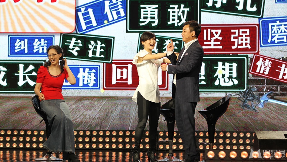 谢娜模仿小彩旗 一秒钟变粉嫩仙女范 谢娜图片图片