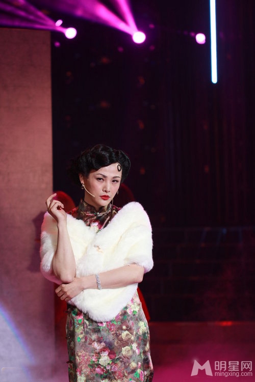 谢娜模仿小彩旗 一秒钟变粉嫩仙女范 谢娜图片图片