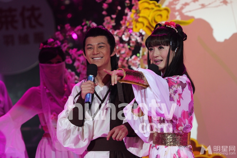 谢娜露美腿不怕冷 助理搀扶下楼梯躲采访图片