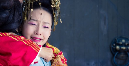 李沁机场毛衣短裙露美腿写真图片  清爽有型图片