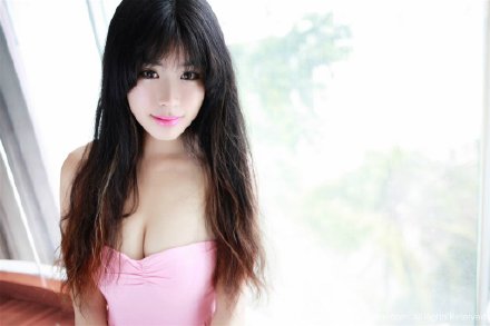 韩国忠清南道保宁女明星刘雪妮粉色抹胸裙喷血诱惑车模写真照图片