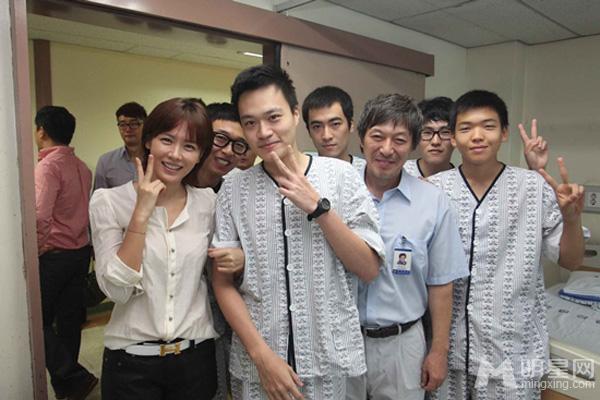 孙艺珍出席韩片《共犯》发布会 黑白短裙清纯俏皮3 孙艺珍图片图片