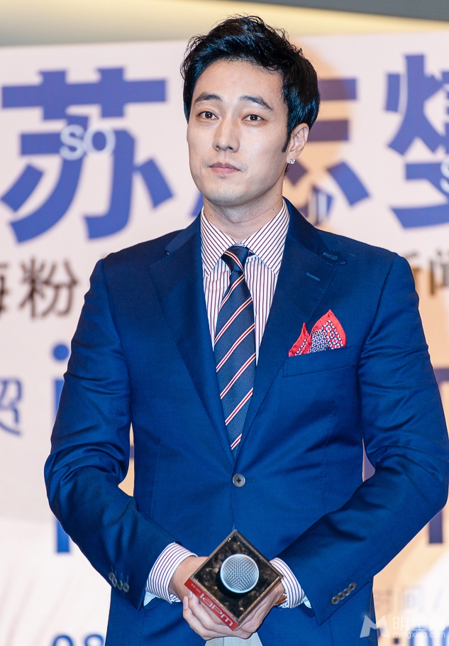 高清韩国首尔男明星苏志燮西装现身帅气大叔俘获少女心苏志燮图片图片