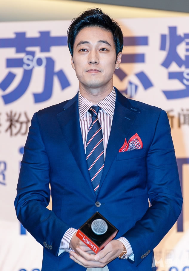 高清韩国首尔男明星苏志燮西装现身帅气大叔俘获少女心苏志燮图片图片