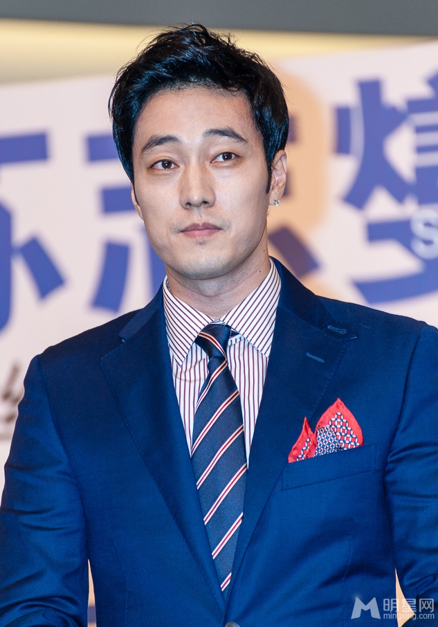 高清韩国首尔男明星苏志燮西装现身帅气大叔俘获少女心苏志燮图片图片