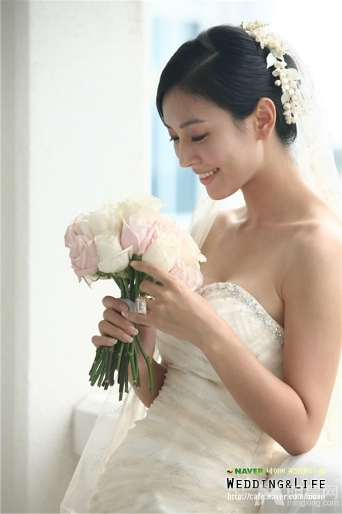 吴倩婚纱长裙唯美写真图片 武大校花吴倩图片写真集合图片