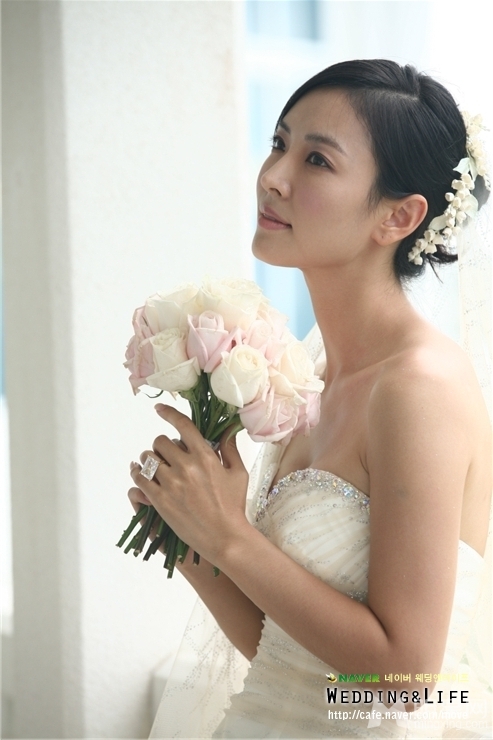 吴倩婚纱长裙唯美写真图片 武大校花吴倩图片写真集合图片