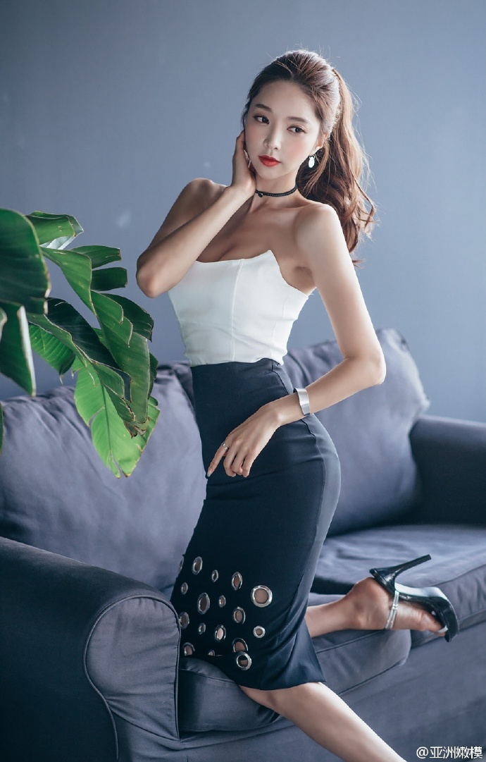 精选中外世界杯性感足球宝贝热辣养眼写真桌面壁纸(二)图片