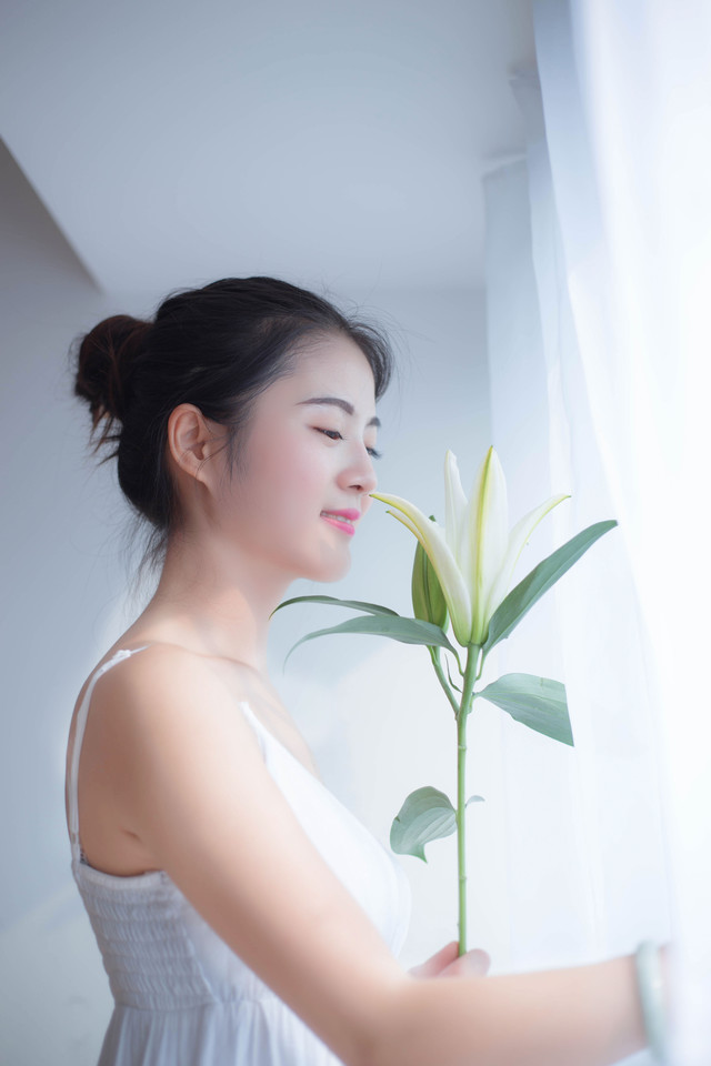 温婉的吊带裙少女手捧百合花香四溢图片