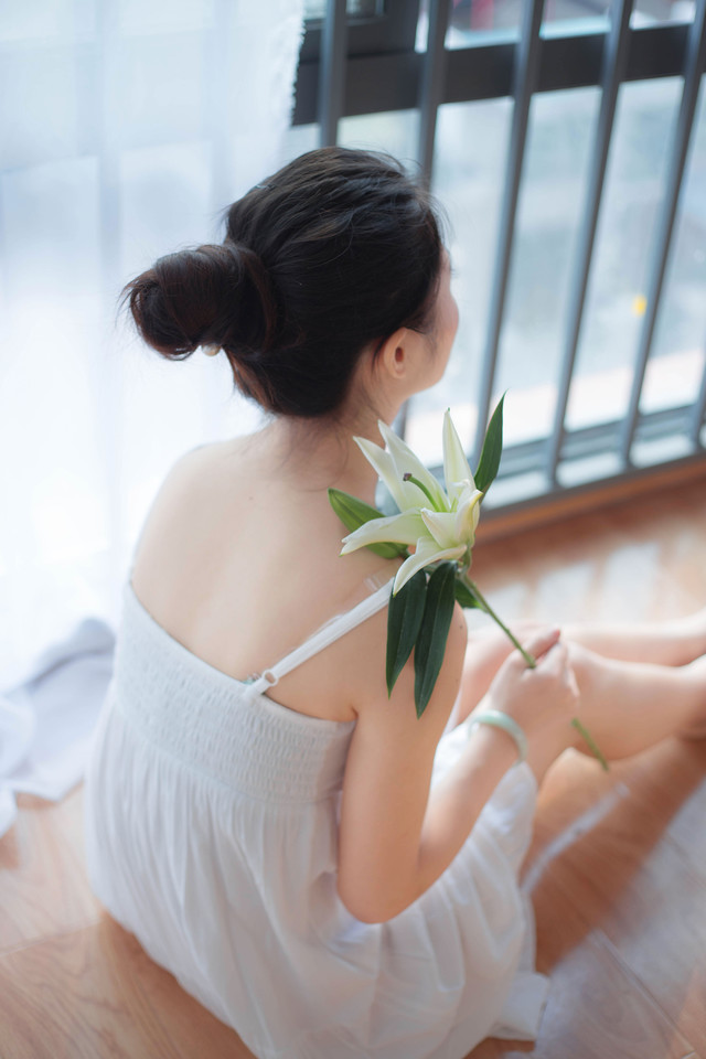 温婉的吊带裙少女手捧百合花香四溢图片