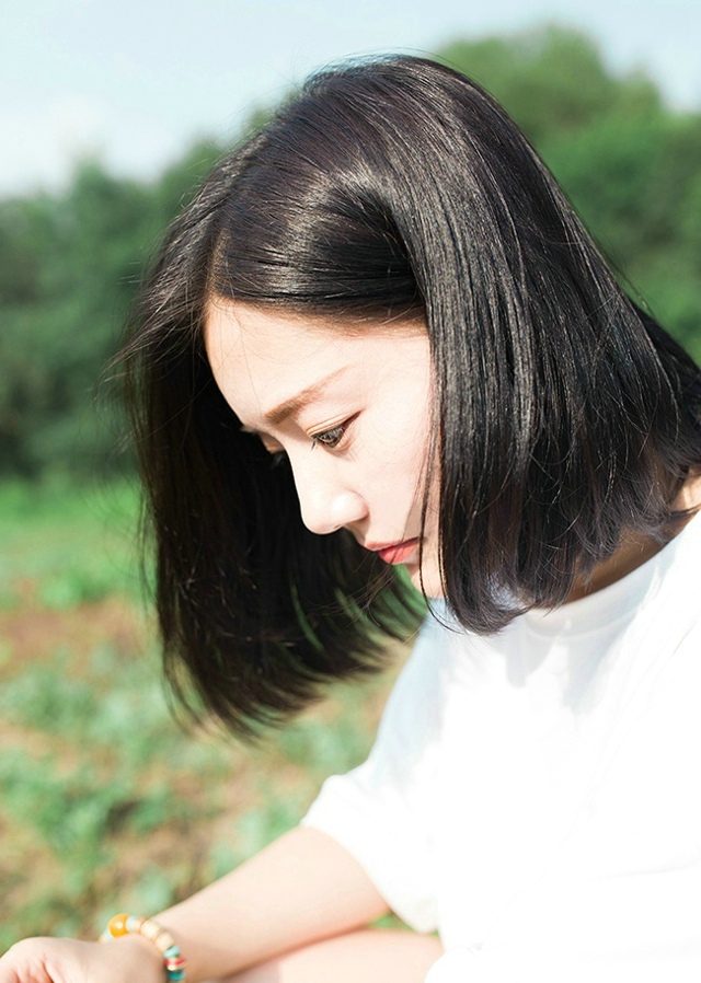 漂亮大眼短发美女学生装迷你短裙性感写真图片