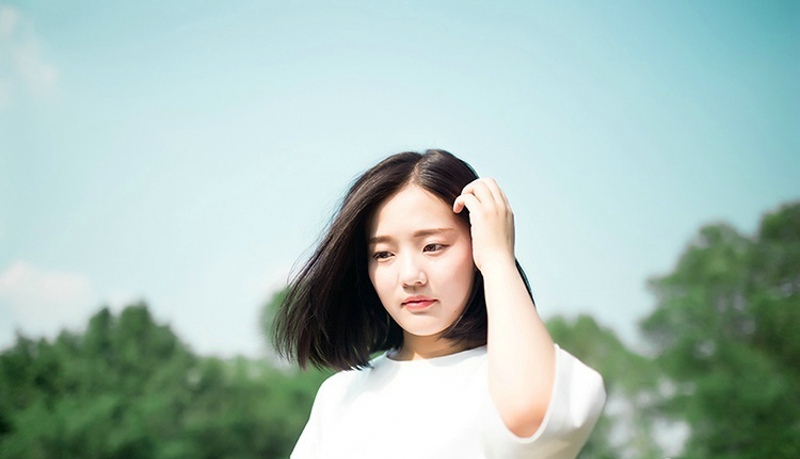漂亮大眼短发美女学生装迷你短裙性感写真图片
