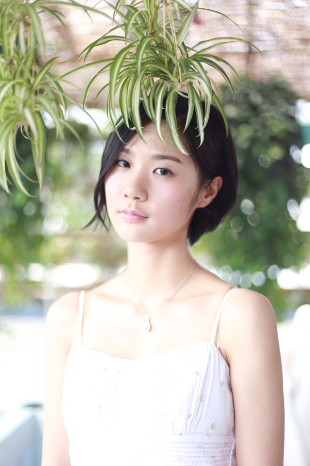 漂亮大眼短发美女学生装迷你短裙性感写真图片