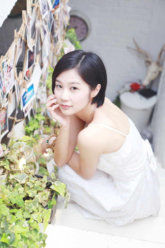 漂亮大眼短发美女学生装迷你短裙性感写真图片