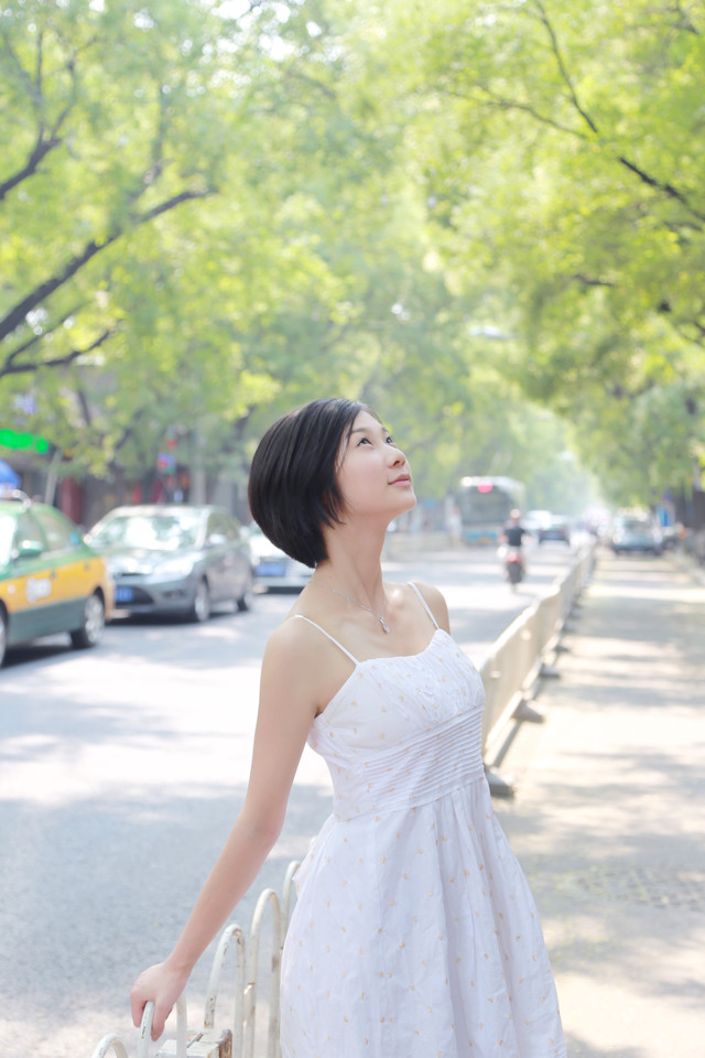 漂亮大眼短发美女学生装迷你短裙性感写真图片