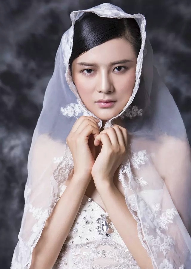 吴倩婚纱长裙唯美写真图片 武大校花吴倩图片写真集合图片