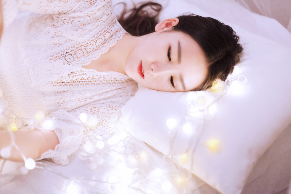吴倩婚纱长裙唯美写真图片 武大校花吴倩图片写真集合图片