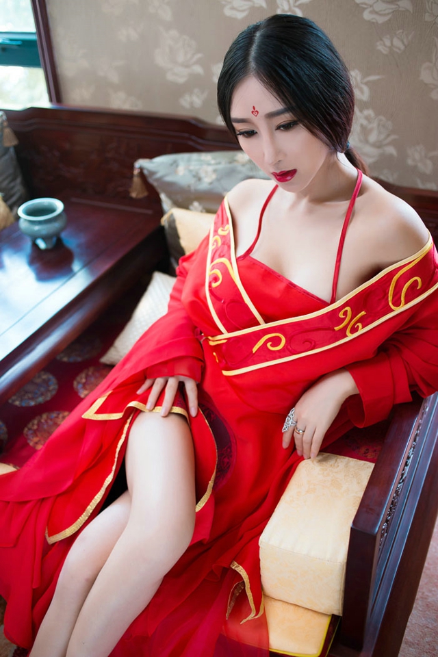 古装美女性感肚兜白皙美腿美女写真图图片