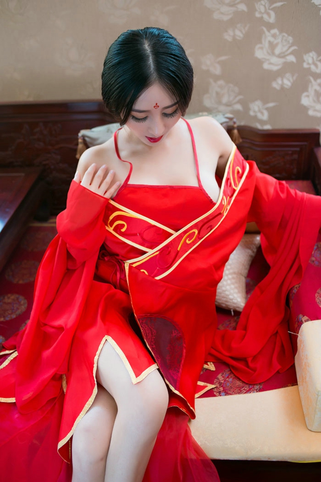 古装美女性感肚兜白皙美腿美女写真图图片