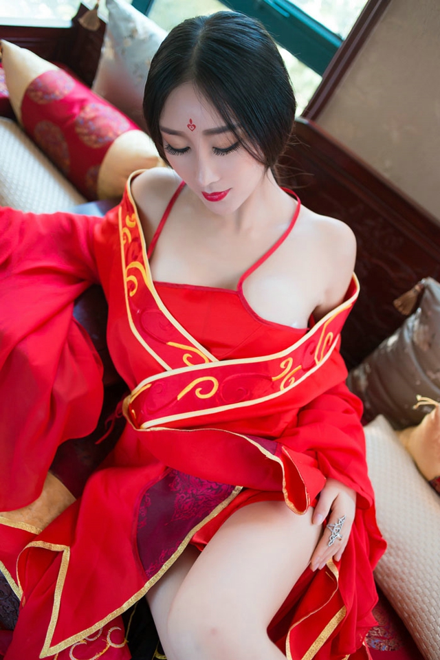 古装美女性感肚兜白皙美腿美女写真图图片