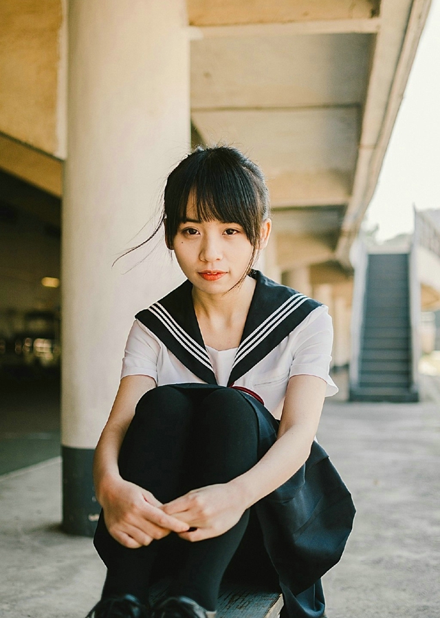 非主流个性独特的黑色吊带丝袜蕾丝性感美女写真图片