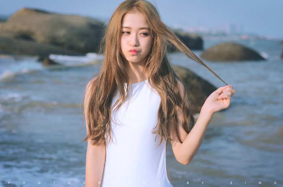 王丽坤优雅杂志写真图片 浪漫卷发百变裙装 王丽坤性感图片图片