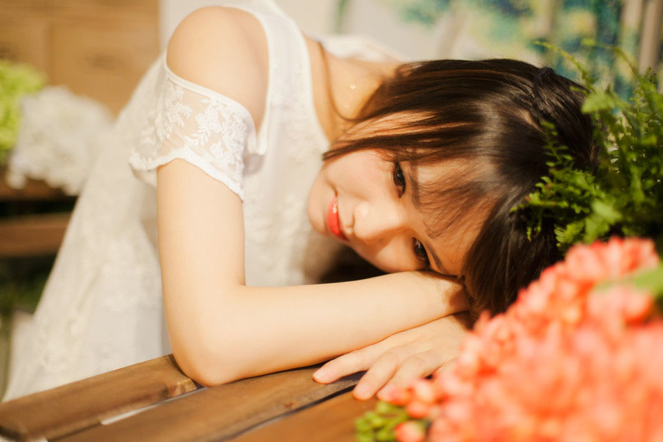 尹恩惠果园俏皮甜美写真 娇俏可爱小女生图片
