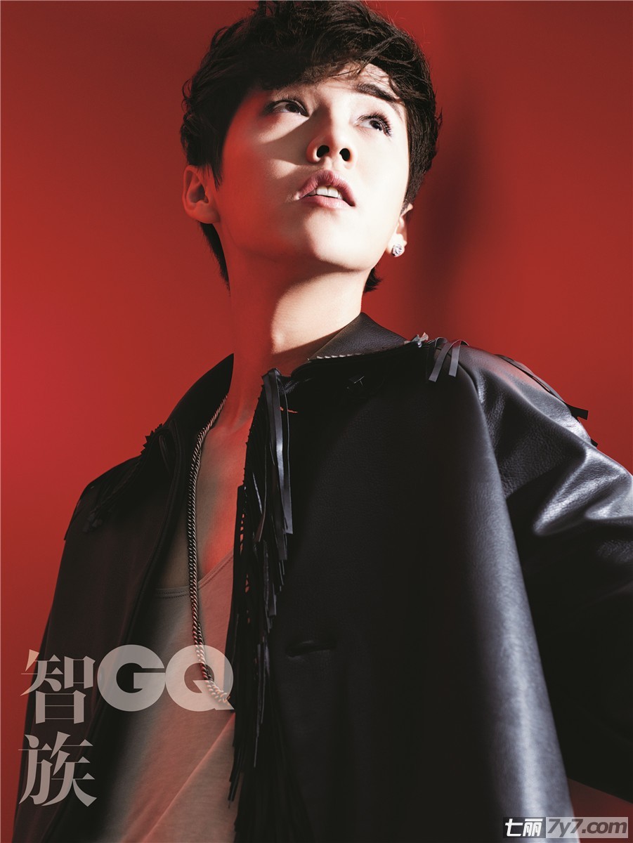 鹿晗GAON CHART 撒汗热舞 帅气西服迷倒千万粉丝图片