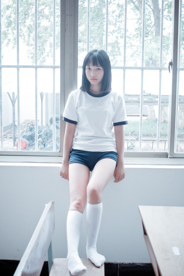 短发清秀学生妹校园内最爱单反写真照图片