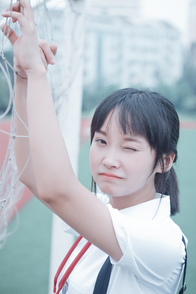 短发清秀学生妹校园内最爱单反写真照图片