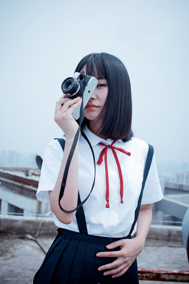 短发清秀学生妹校园内最爱单反写真照图片