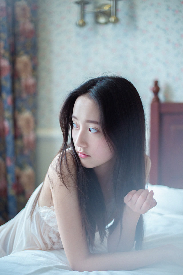 王丽坤优雅杂志写真图片 浪漫卷发百变裙装 王丽坤性感图片图片