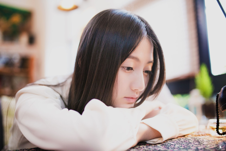 中分卷发粉红色性感诱人美女私房图片图片
