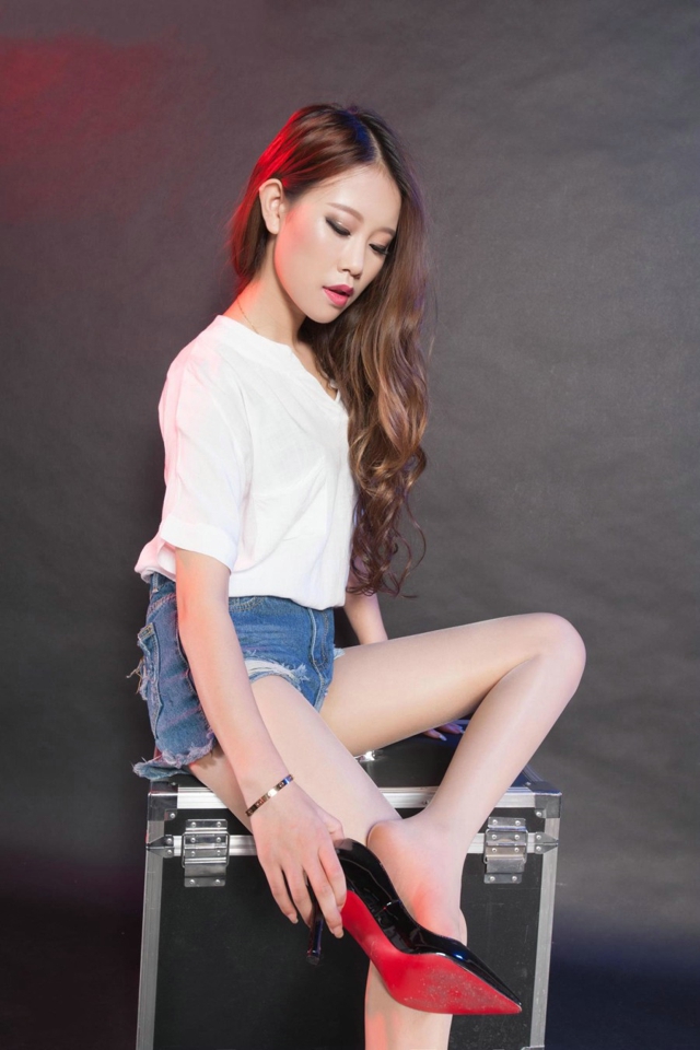 简单有型装扮的卷发日韩美女的长腿诱惑写真图片