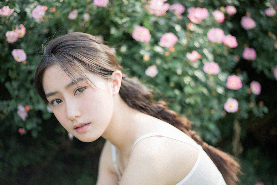嫩白娇娃浴缸透视诱惑图片