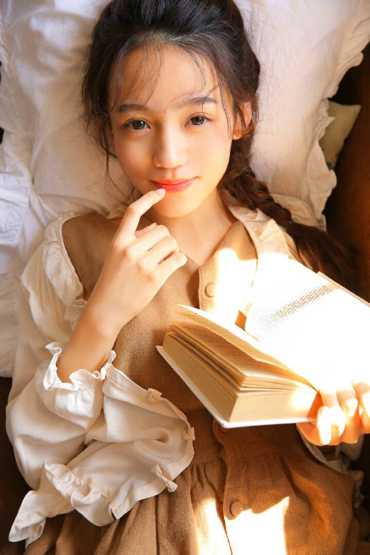 沙滩美女图片